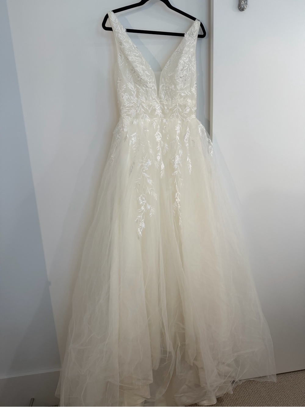 NWT Plunge neckline tulle aline dress with floral appliqué sz 8